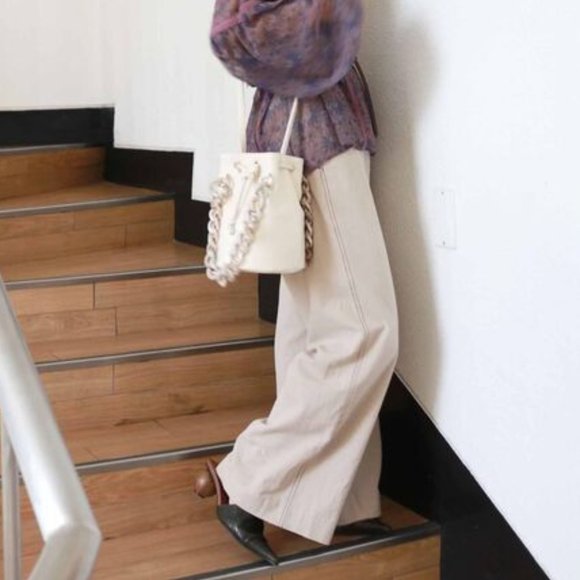 Bucket bag with large chain - Picture 5 of 7